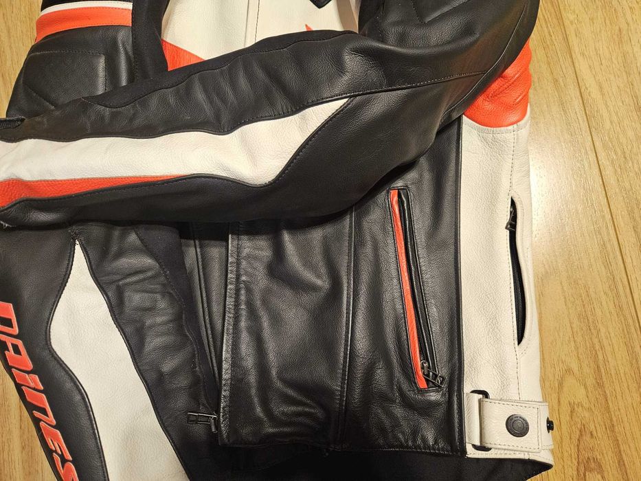 Vand geaca moto piele DAINESE Veloster, Marime 50, Pret 690 lei