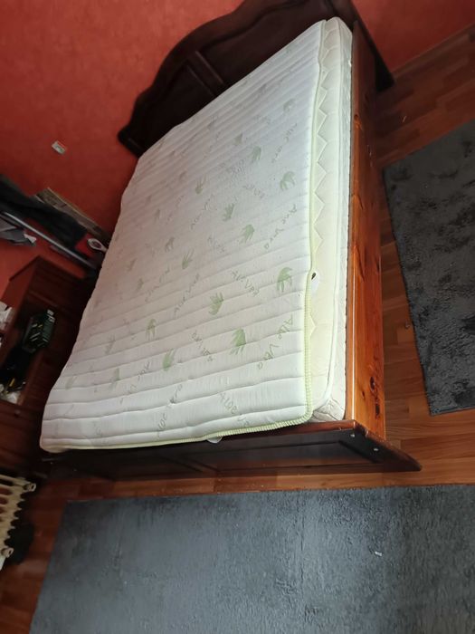 Продавам спалня  от масивно дърво