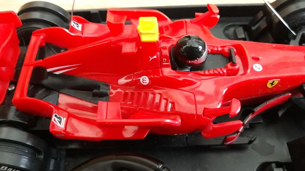 F1 Ferarri cu telecomandă.