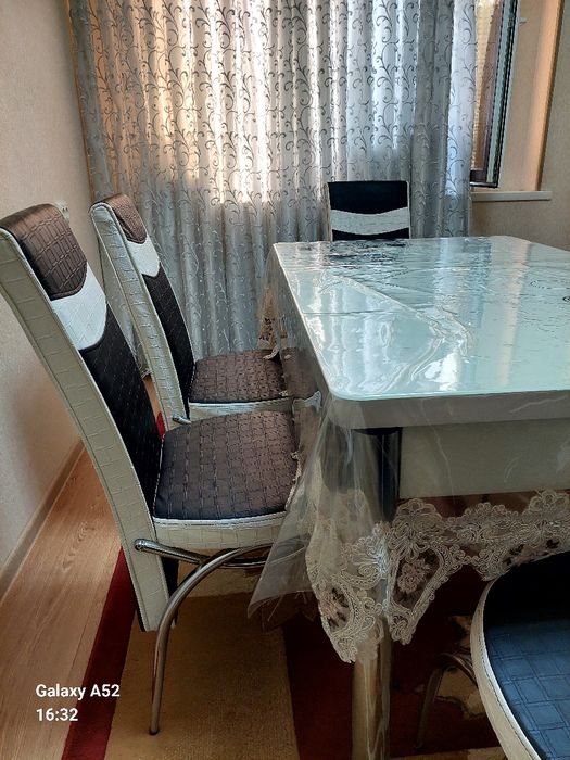 Продается совершенно новый кухонный стол со стульями