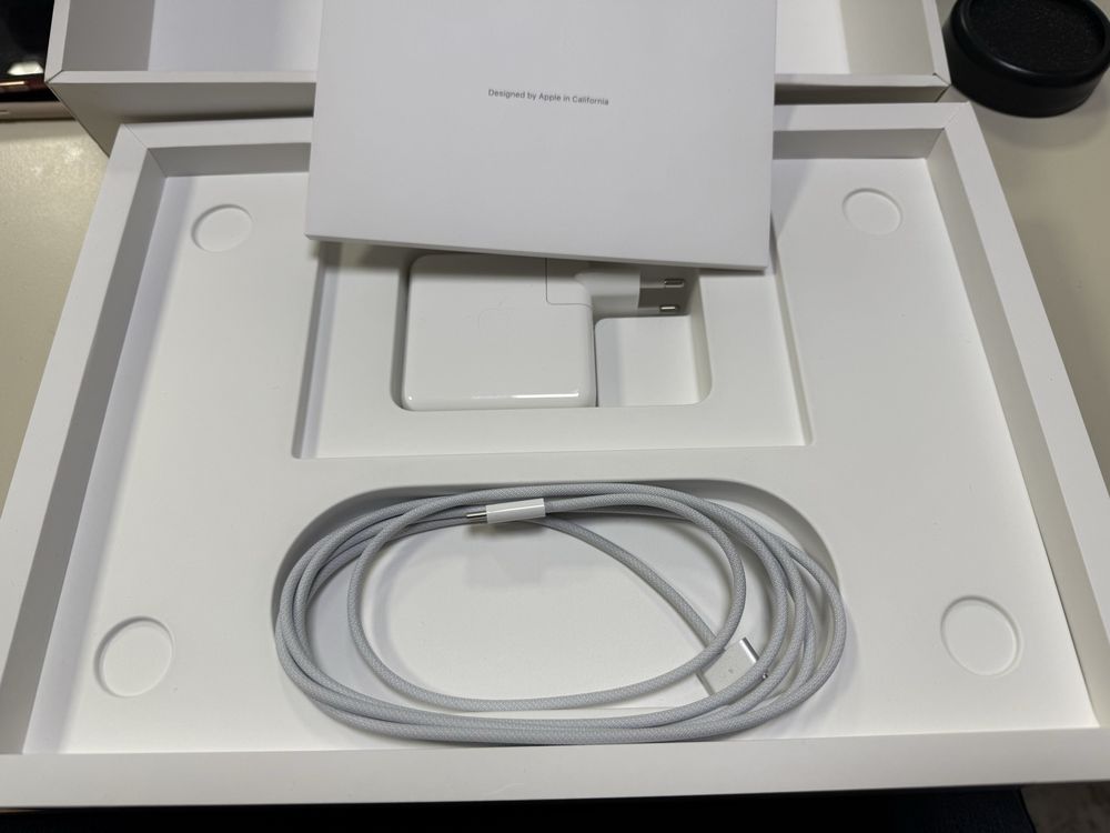 Оригинална кутия от Macbook Pro 14 и зарядно