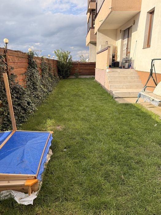 Vand apartament 2 camere cu curte si loc de parcare