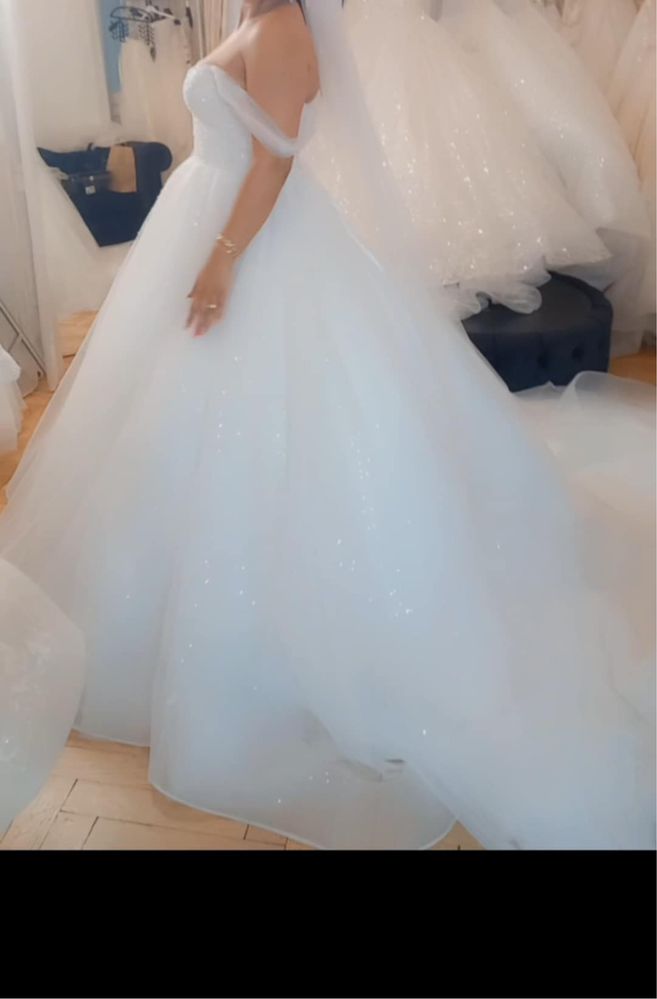 Rochie de mireasǎ deosebita