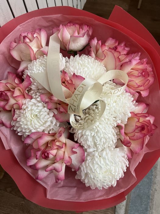 Свежий букет из хризантем и роз