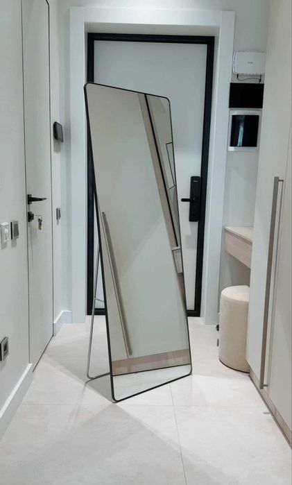 zamonaviy va ixcham oyna sotiladi