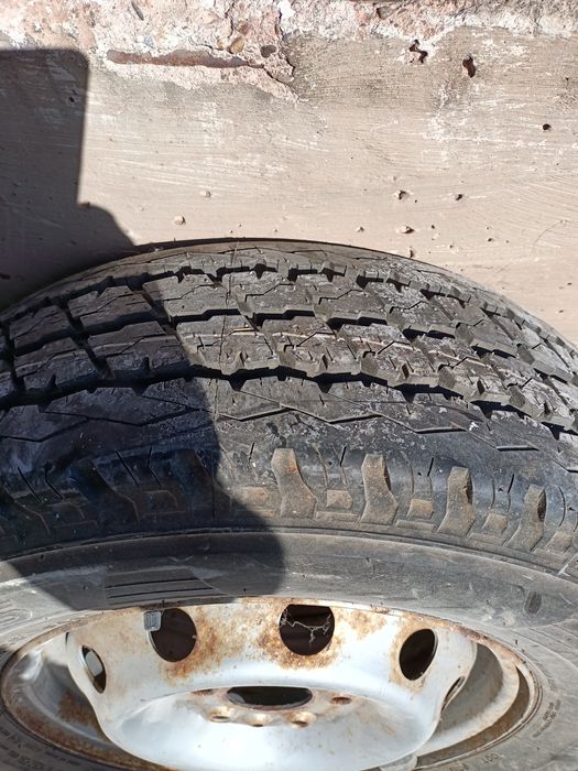 Vând roată 215/70 R15 C