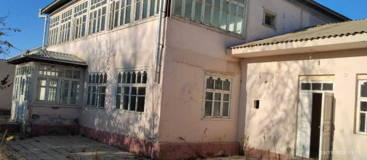 Zomin tumanida noturar bino bo`lib to`lash sharti bilan sotiladi