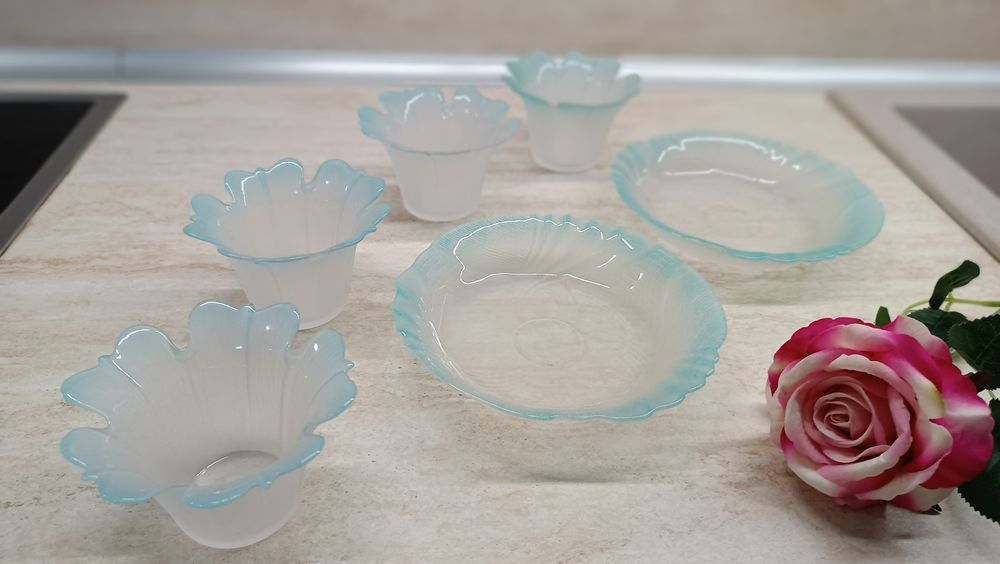 Десертен сервиз 4 купички ,2 чинийки муранско цветно стъкло