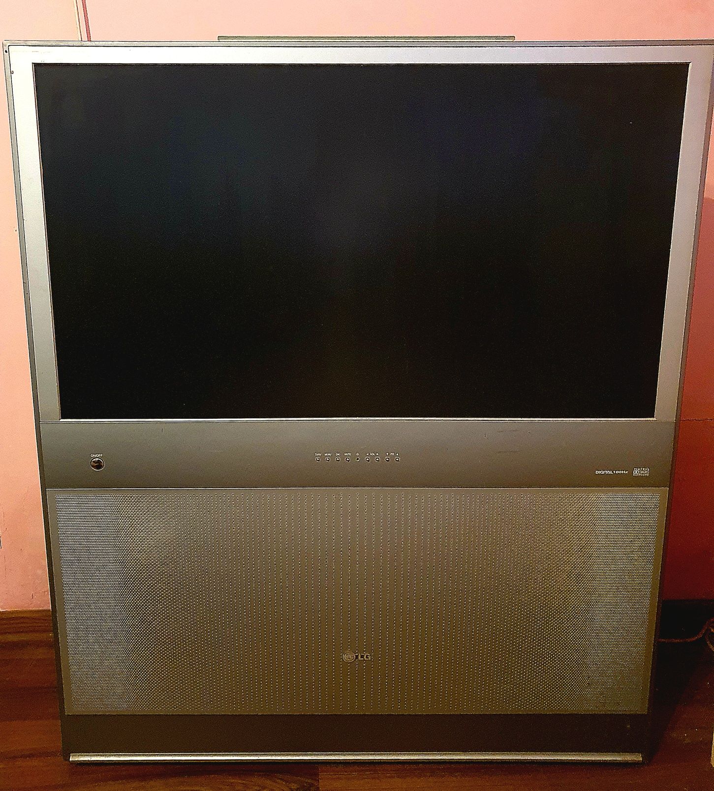 Tv LG 100cm plasma cu boxa integrata, este televizor functional