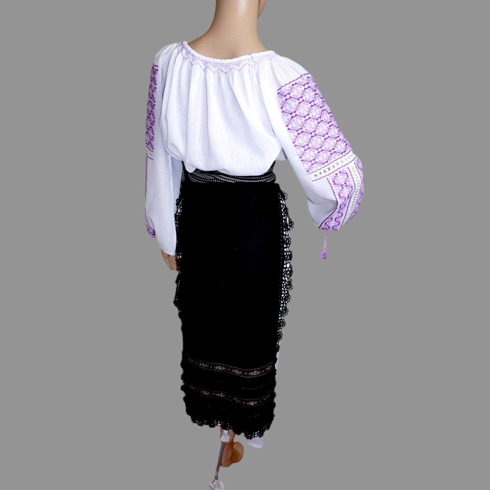 Costum popular lucrat manual cu catrinte cu fir metalic , S-M