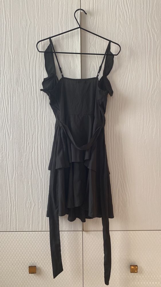 Rochie nouă, cu etichetă BOOHOO, de seară, scurtă, volane, cordon, 36