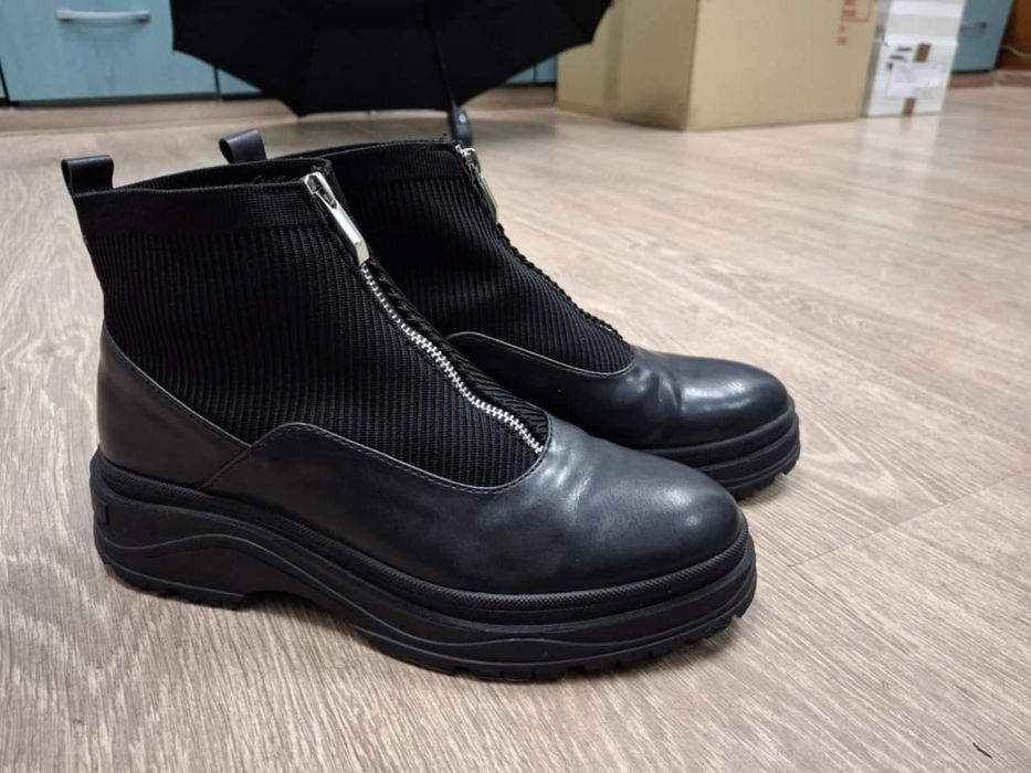 Дамски боти Зара
Размер 38 
Стелка 24,5см
Цена 35 лв