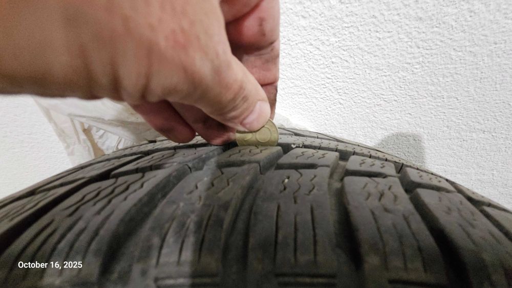 Продавам комплект гуми и железни джанти за Пежо.