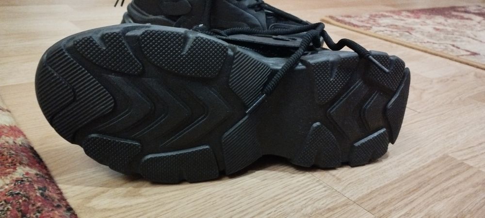 Нови черни маратонки