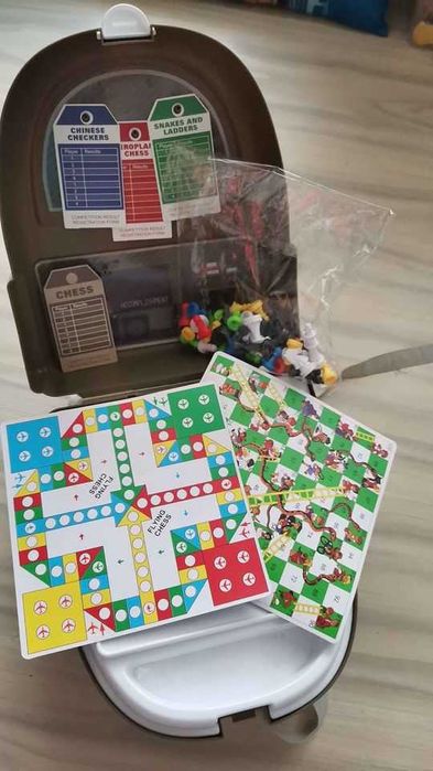 различни ранички с играчки
