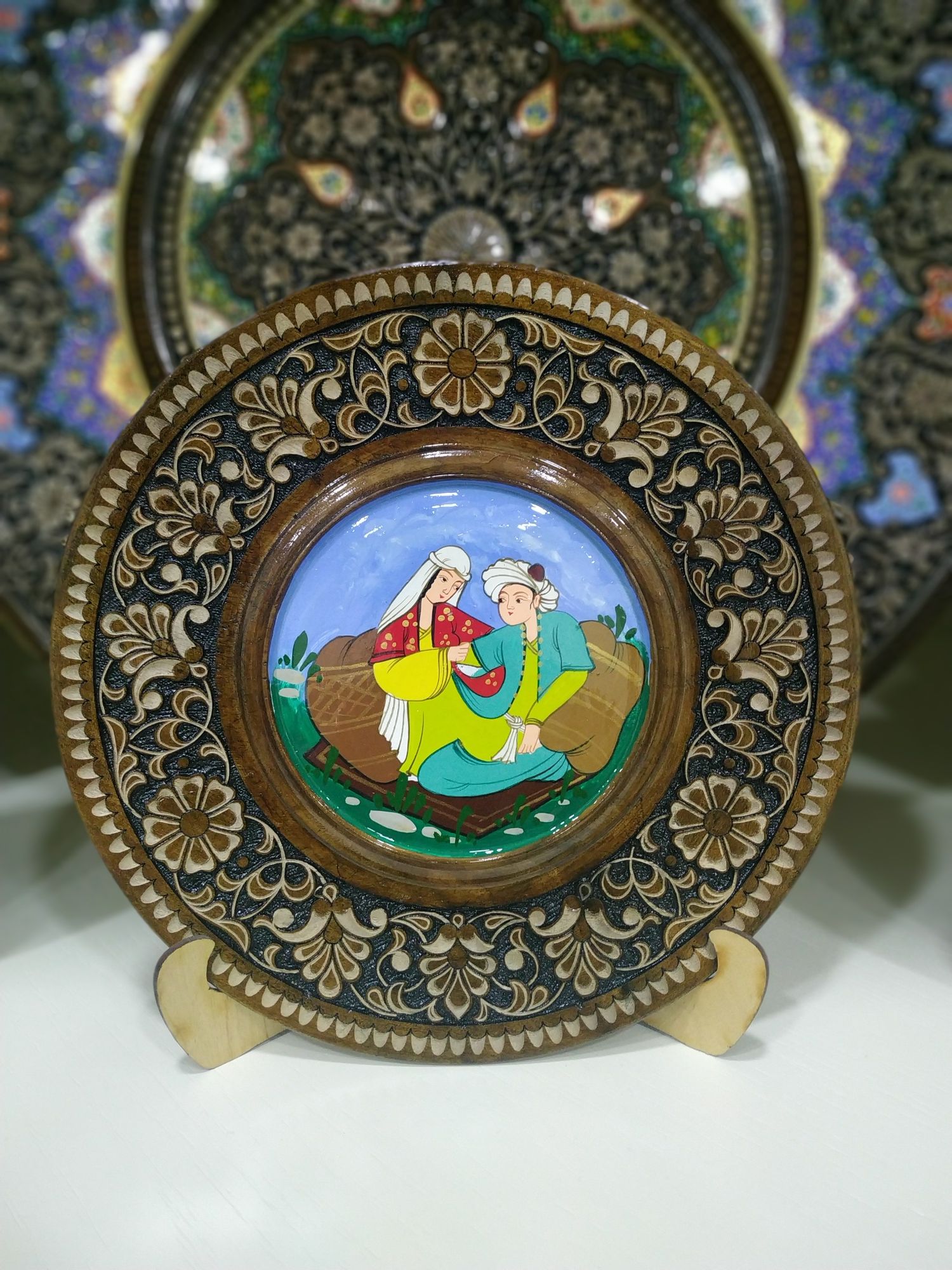 Dekorativ lagan yong'oq daraxtidan. Декоративная деревянная тарелка.
