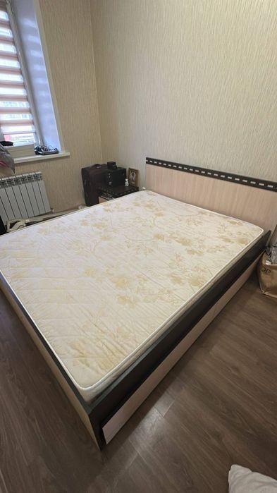 Кровать, прикроватная тумба, журнальный стол