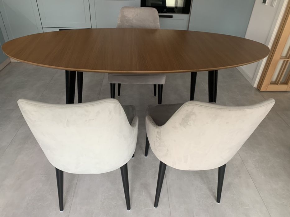 De vanzare masa, Duval Oradea