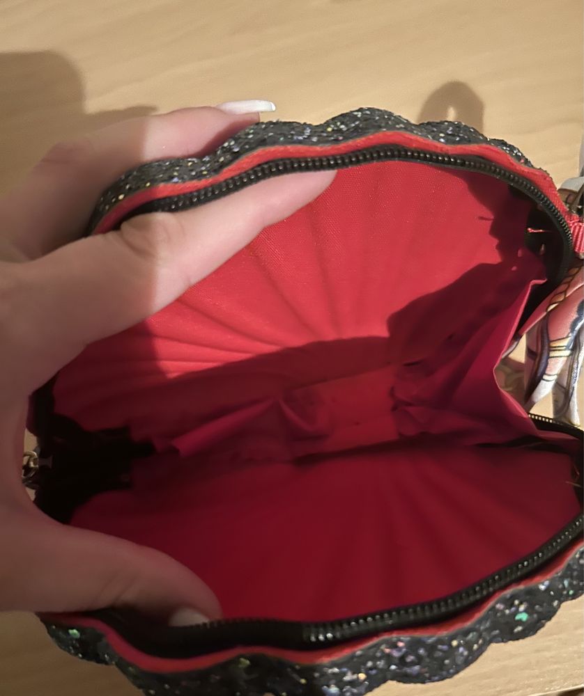 Дамска чанта във формата на мида