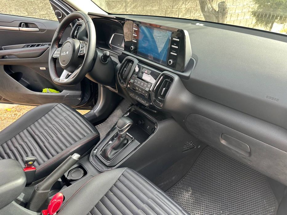 Kia Sonet mokriy asfalt