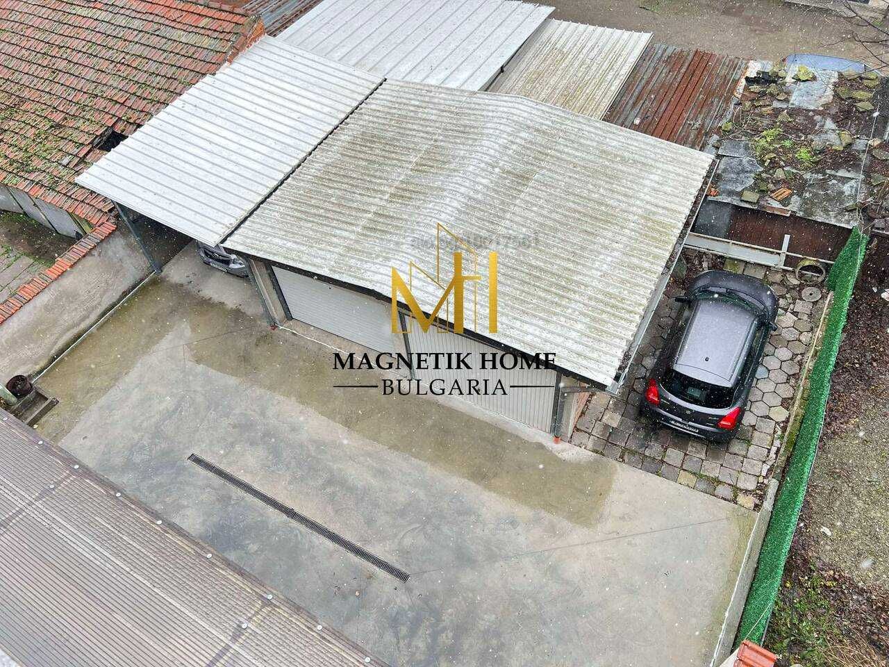 Просторен тристаен апартамент с ПАРКОМЯСТО до площад ”Тройката”