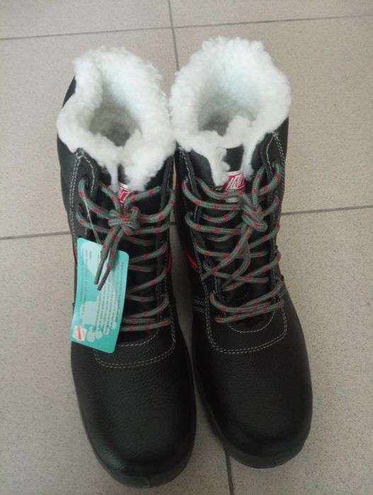 Продавам нови зимни високи работни обувки с бомбе,с вълна-44 номер.
