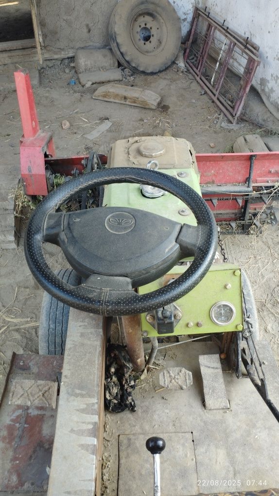 Mini traktor va jatka sotiladi