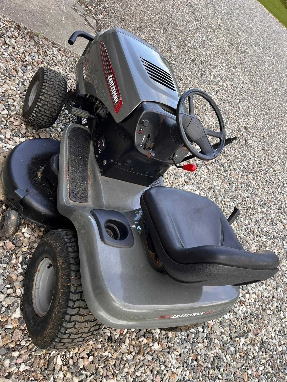 Vând tractoras de tăiat iarbă Craftsman