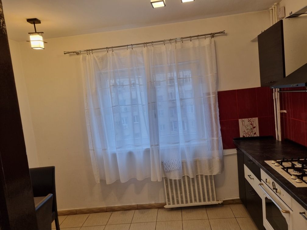 Închiriez apartament 2 camere cu loc de parcare