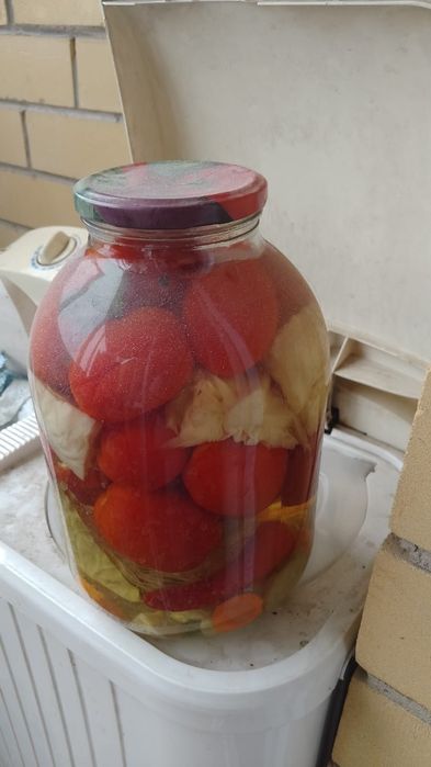 Банки  салаты помидоры огурц