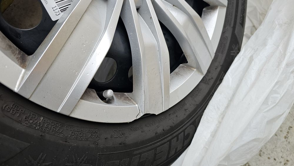 Set 4 jante tiguan cu anvelope iarna 215 65 17 Michelin