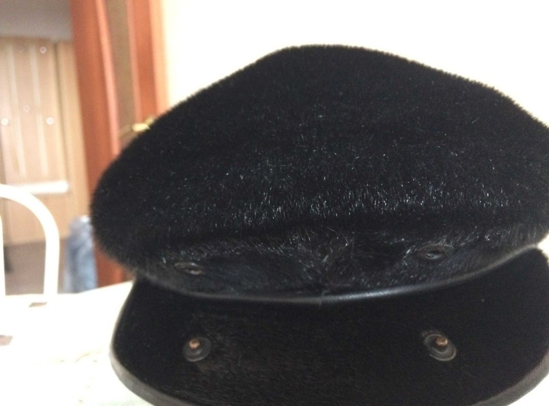 Кепка, шапка из искусственного меха под норку или нерпу.