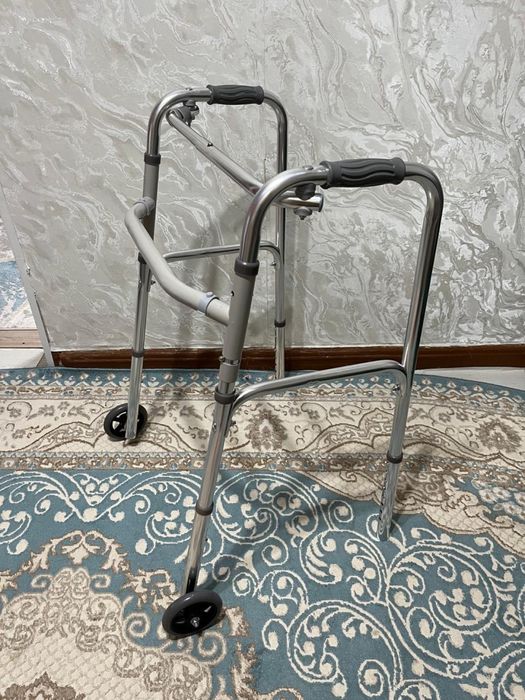 Продам ходунки на колесах. Состояние новое