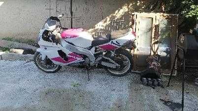 yamaha yzf   de vanzare  750 cc   porneste