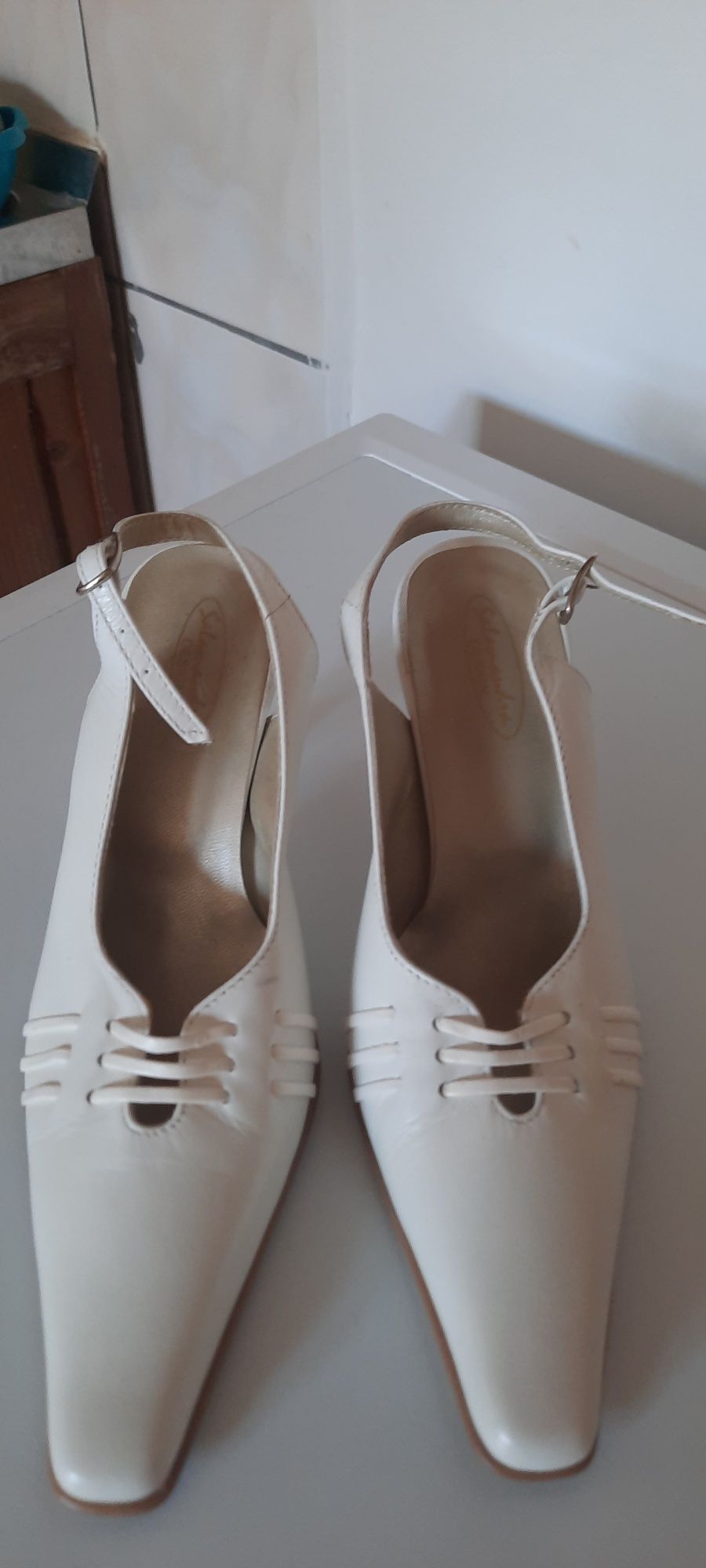 Pantofi albi nunta
