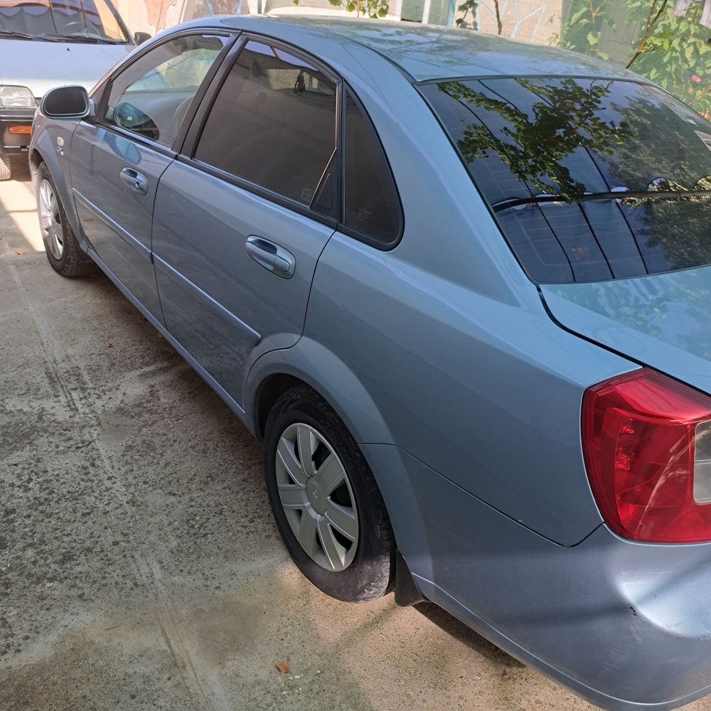 Lasetti 1.8 sotiladi