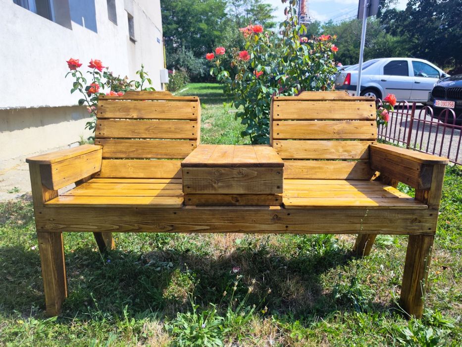 Bancă din lemn masiv pentru două persoane, cu masă integrată