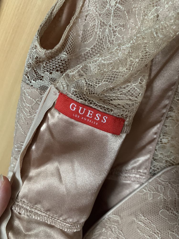 Rochie Guess bej / nude cu dantela tip furou