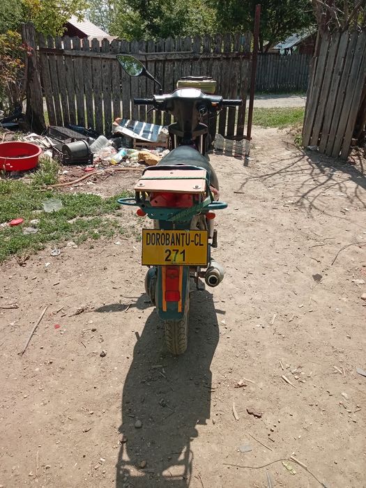 Vand scuter mini suzuki.