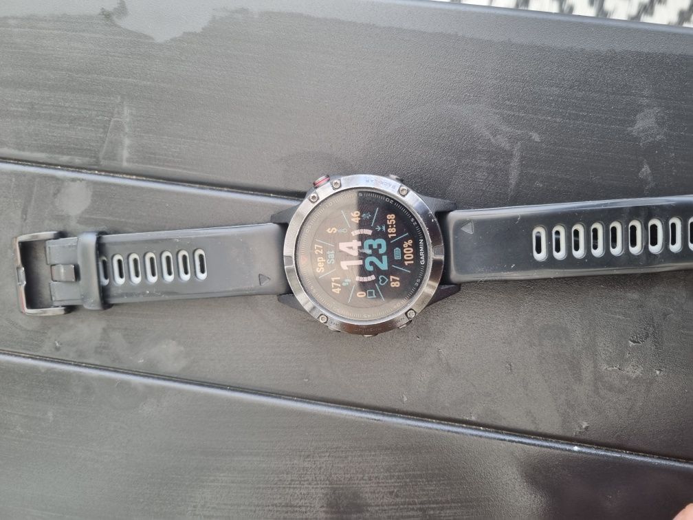 Garmin fenix 5 .