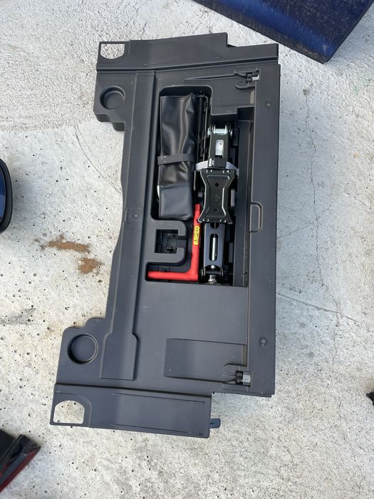 Инструменти Audi A5 b9 крик ключ кука авариен комплект ауди а5 б9