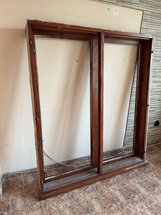 Прозорци и врата с дървена дограма