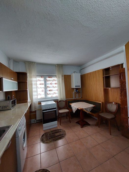 Apartament de închiriat  cu 3 camere.