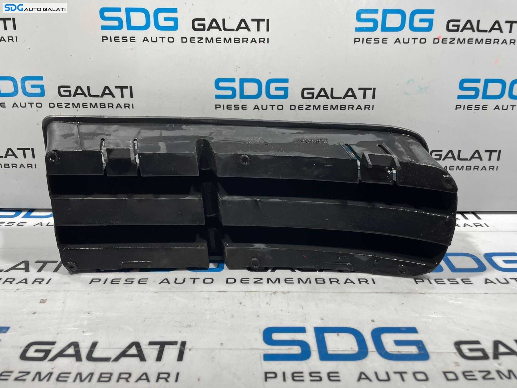 Grila Ornament Plastic Dreapta de pe Bara Spoiler Volkswagen Golf 4 1998 - 2005 Cod 1J0853666D [L4135]