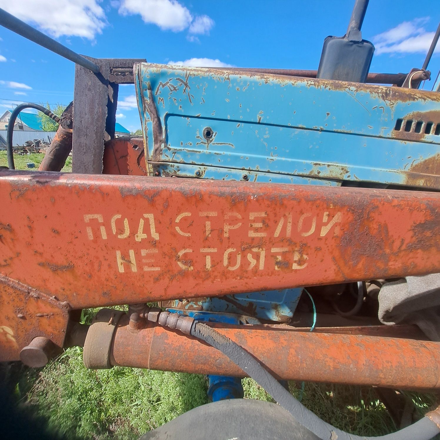 Сельхоз трактор с куном ,с двумя прицепом ПТС-4.