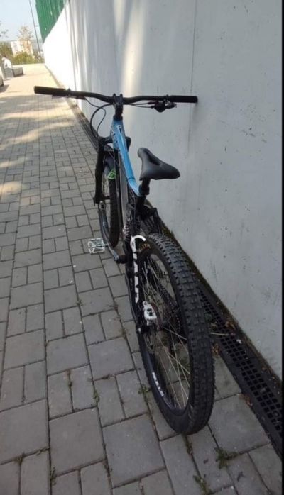 Vând bicicleta full suspension downhill citiți descrierea