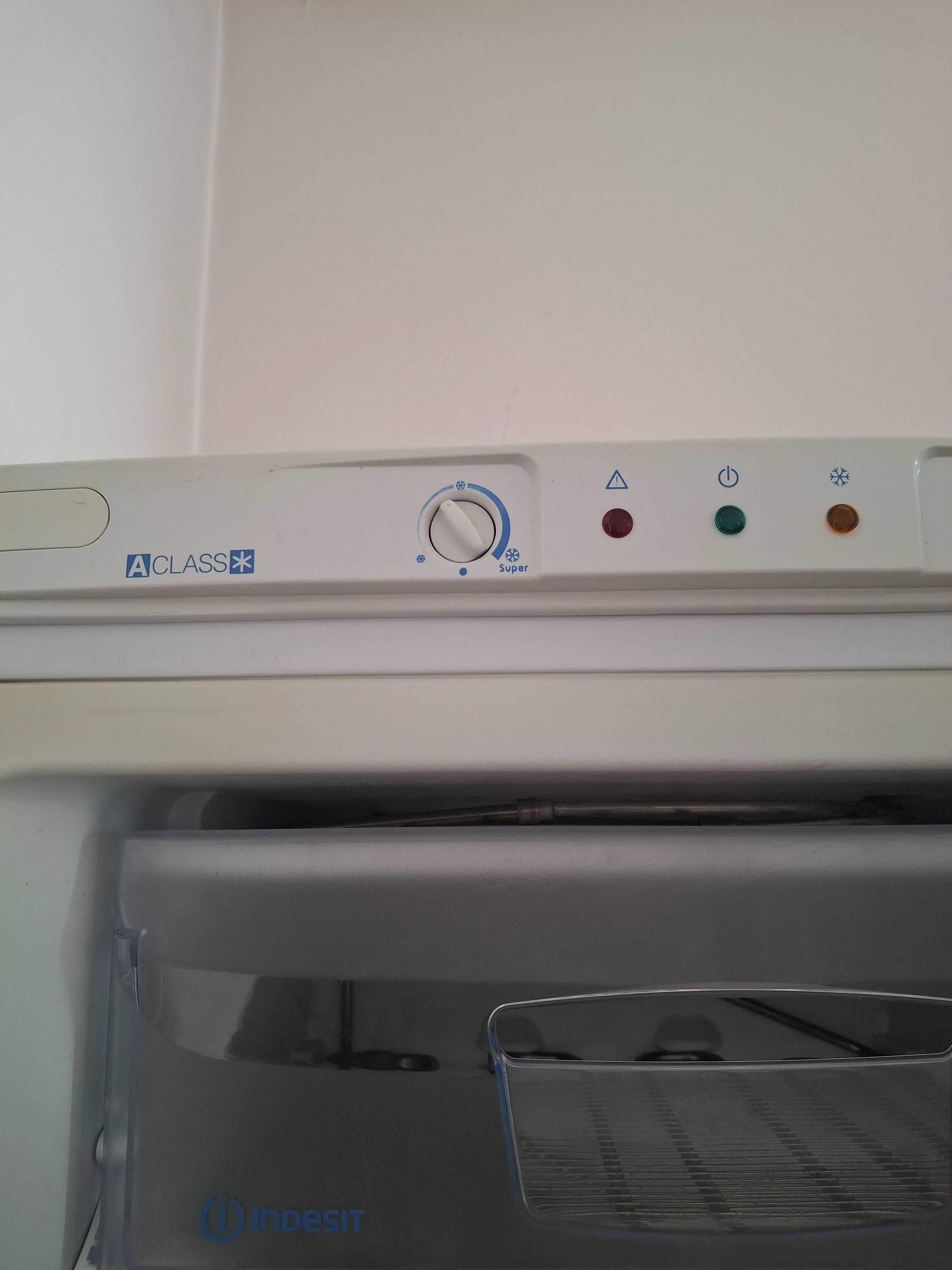 Фризер Indesit вертикален