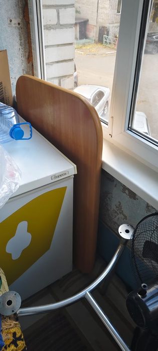 Продам кухонный стол со стульями 3 шт