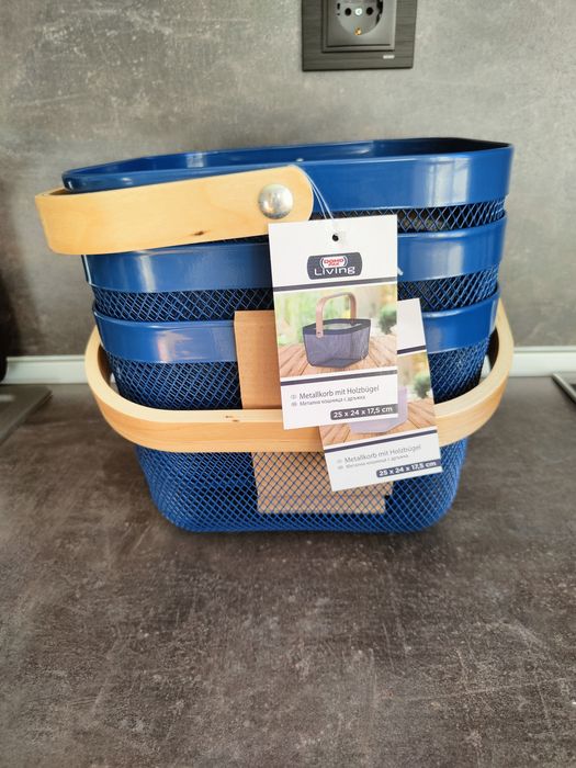 Метална кошница за плодове и зеленчуци с бамбукова дръжка.