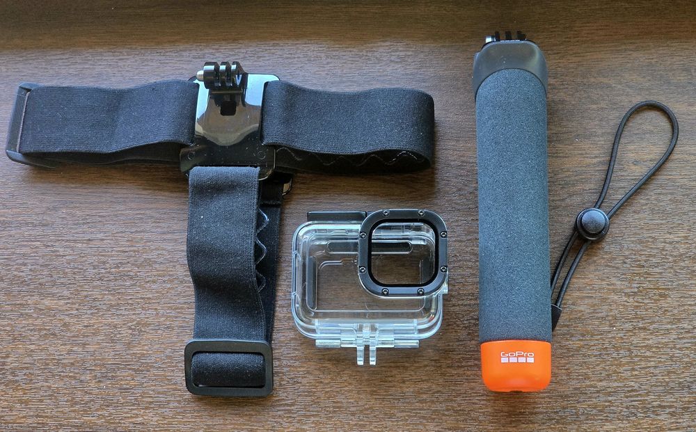 Vand GoPro Hero11 Black cu multe accesorii impecabil(NU DJI, Insta360)